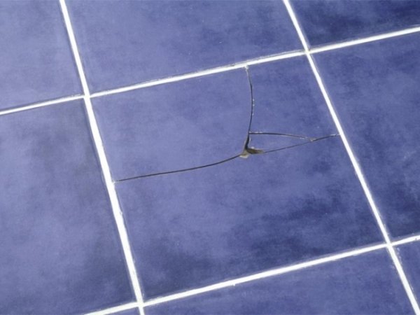 Як клеїти плитку на плитку у ванній: підготовка старого кахлю і особливості укладання