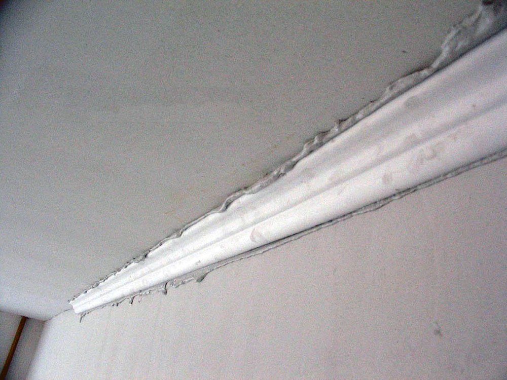 Як кріпити багет на стелю