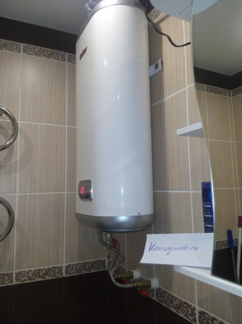 Невеликий суміщений санвузол в коричневих тонах Невеликий суміщений санвузол в коричневих тонах