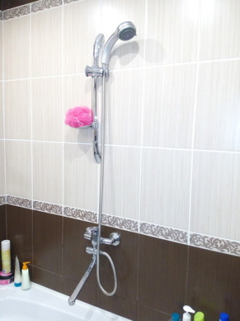 Невеликий суміщений санвузол в коричневих тонах Невеликий суміщений санвузол в коричневих тонах