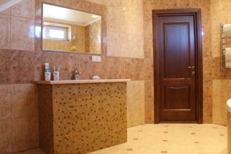 Мармурове виконання просторої ванної кімнати