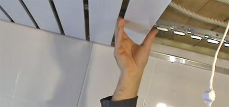 Як зробити рейкова стеля у ванній кімнаті? Фото, відео.