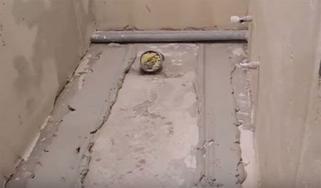 Як вирівняти бетонну підлогу у ванній цементною стяжкою