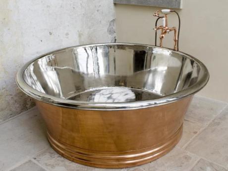 Круглі ванни в інтерєрі і технічні особливості: поради щодо вибору та фото