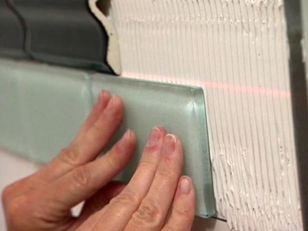 Укладання плитки на стіну за всіма правилами: як класти кахель своїми руками