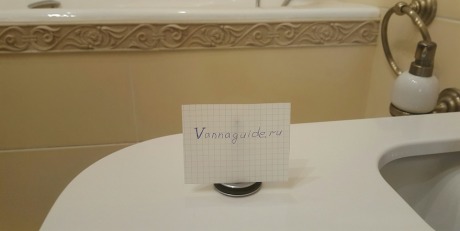 Невелика ванна кімната з міні SPA: інтерєр в стриманих тонах