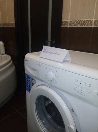 Невеликий суміщений санвузол в коричневих тонах Невеликий суміщений санвузол в коричневих тонах