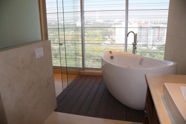 Коричневий підлога у ванній кімнаті: різноманіття обробки та дизайнерські прийоми