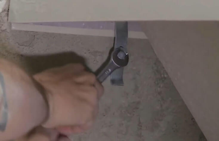 Кріплення акрилової ванни до стіни. Монтаж кронштейнів. Відео і фото.