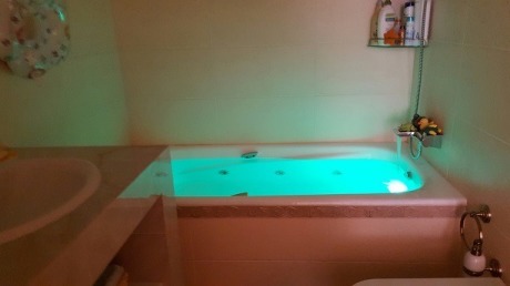 Невелика ванна кімната з міні SPA: інтерєр в стриманих тонах