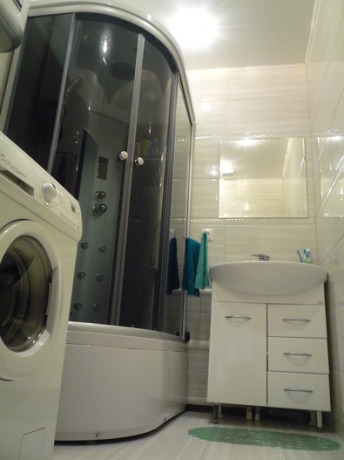 Ванна кімната з душовою кабіною в заміському будинку