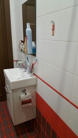 Компактна душова в червоно білих тонах: підбадьорливий інтерєр санвузла