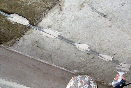 Як вирівняти стелю? Вирівнювання шпаклівкою і штукатуркою. Відео.