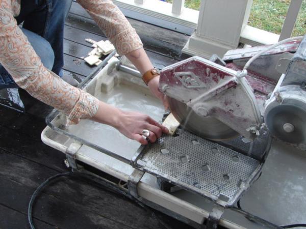 Укладання плитки на стіну за всіма правилами: як класти кахель своїми руками