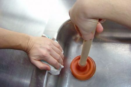 Як усунути засмічення в раковині?