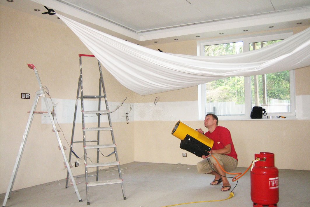 Натяжна стеля у ванній кімнаті: вибір і технологія монтажу Натяжна стеля у ванній кімнаті: вибір і технологія монтажу