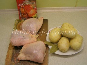 Курячі стегна з картоплею в духовці