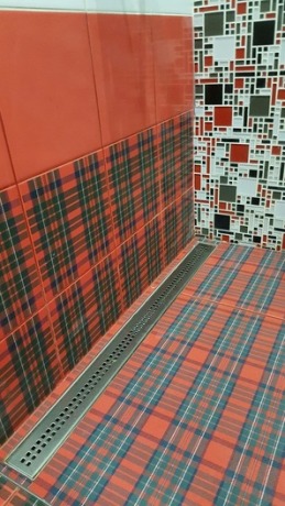 Компактна душова в червоно білих тонах: підбадьорливий інтерєр санвузла