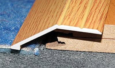 Як зробити стик між плиткою і ламінатом на вході у ванну?