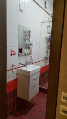 Компактна душова в червоно білих тонах: підбадьорливий інтерєр санвузла