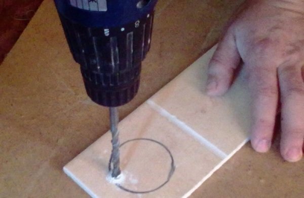 Як просвердлити кахельну плитку, щоб не тріснула: способи свердління отворів