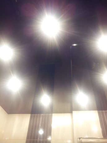 Шоколадна двокімнатна ванна в деревяному будинку