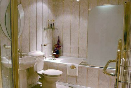 Чим обробити стіни у ванній кімнаті? Плитка, европанели, шпалери, фарбування.