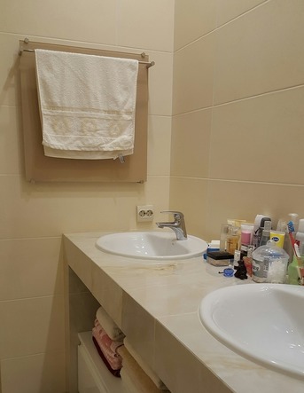 Невелика ванна кімната з міні SPA: інтерєр в стриманих тонах