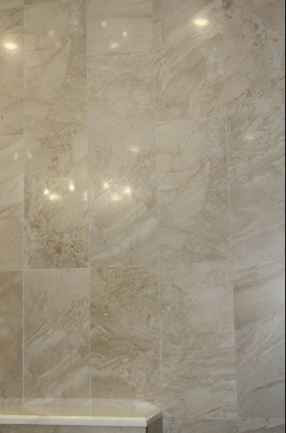 Королівська розкіш з ліліями: ефектний дизайн великої ванної кімнати