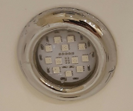 Невелика ванна кімната з міні SPA: інтерєр в стриманих тонах