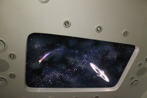 Дзеркальна стеля для ванної кімнати: переваги і недоліки дизайну Дзеркальна стеля для ванної кімнати: переваги і недоліки дизайну