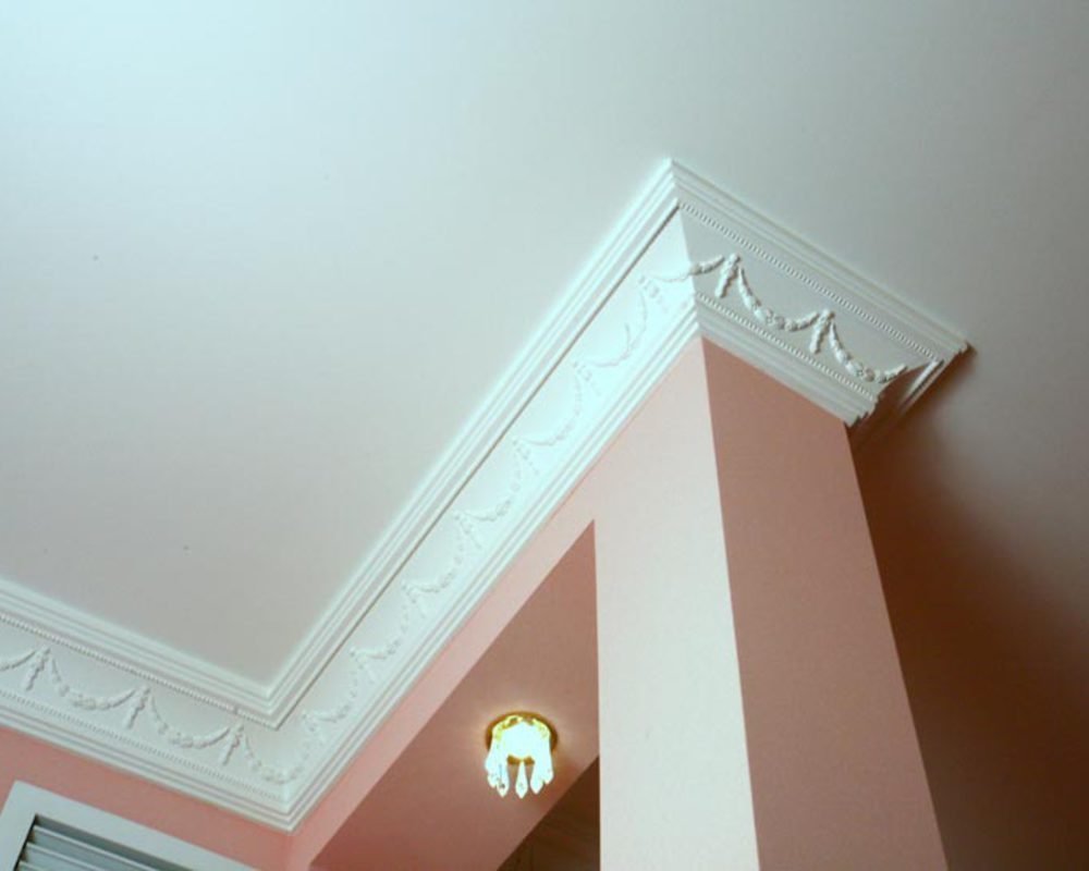 Як кріпити багет на стелю