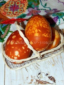 Фарбуємо яйця цибулевої лушпинням з візерунками