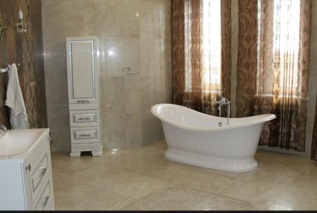 Королівська розкіш з ліліями: ефектний дизайн великої ванної кімнати