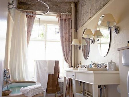 Ванна в стилі кантрі: меблі, плитка, світильники в сільському стилі.