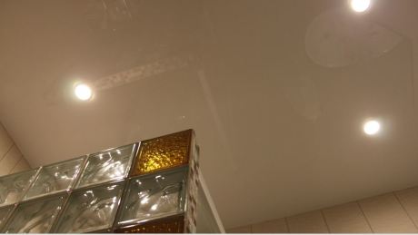 Ванна в бежевих тонах: теплий і ніжний інтерєр з пісочно коричневими нотками