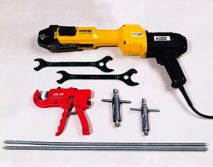 Розводка труб водопостачання і каналізації в санвузлі