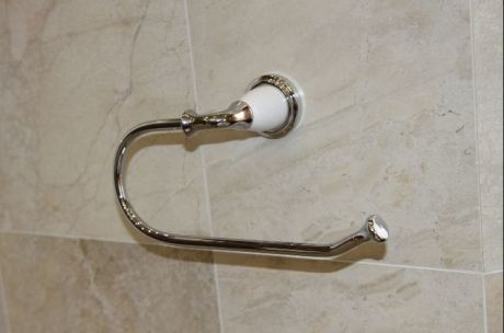 Королівська розкіш з ліліями: ефектний дизайн великої ванної кімнати