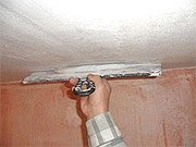 Як правильно білити стелю?