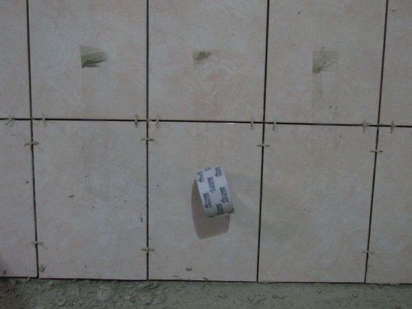 Як клеїти плитку у ванній на стіну своїми руками: нюанси підготовчих і основних робіт