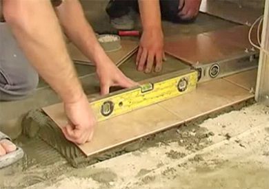 Як покласти плитку на підлогу у ванній? Ремонт підлоги у ванній.