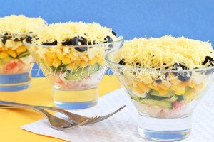 Листковий салат з крабовими паличками: рецепт з фото
