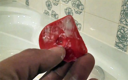 Як закрити щілину між ванною і стіною?