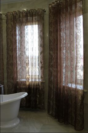 Королівська розкіш з ліліями: ефектний дизайн великої ванної кімнати