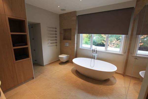 Коричневий підлога у ванній кімнаті: різноманіття обробки та дизайнерські прийоми