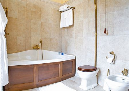 Бежева ванна. Дизайн ванної кімнати в бежевих тонах.