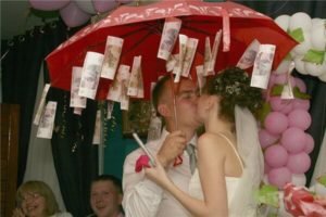 Подарунок на весілля своїми руками: ідеї, фото, цікавий