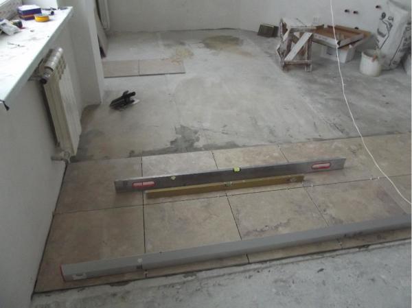 Як клеїти плитку у ванній на стіну своїми руками: нюанси підготовчих і основних робіт