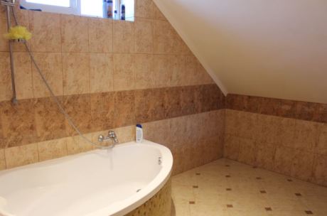 Мармурове виконання просторої ванної кімнати