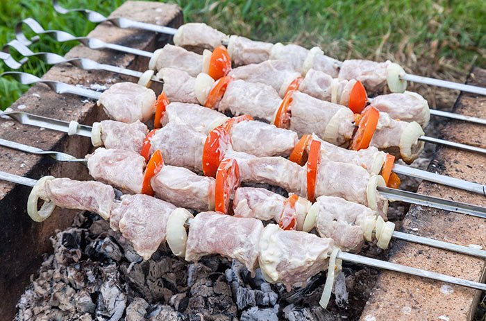 Як замаринувати шашлик зі свинини щоб мясо було соковитим і мяким: рецепти та відео